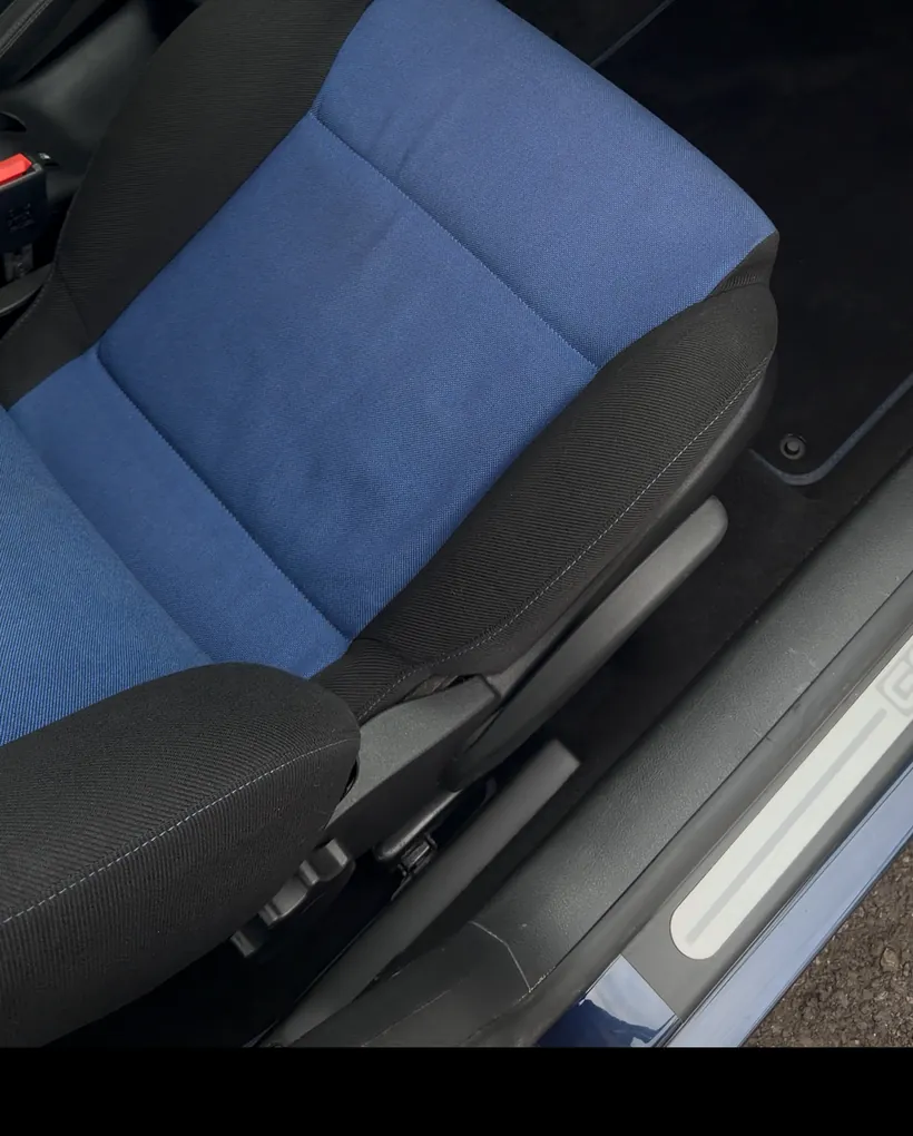 Le même intérieur après intervention, tissu ravivé et plancher net